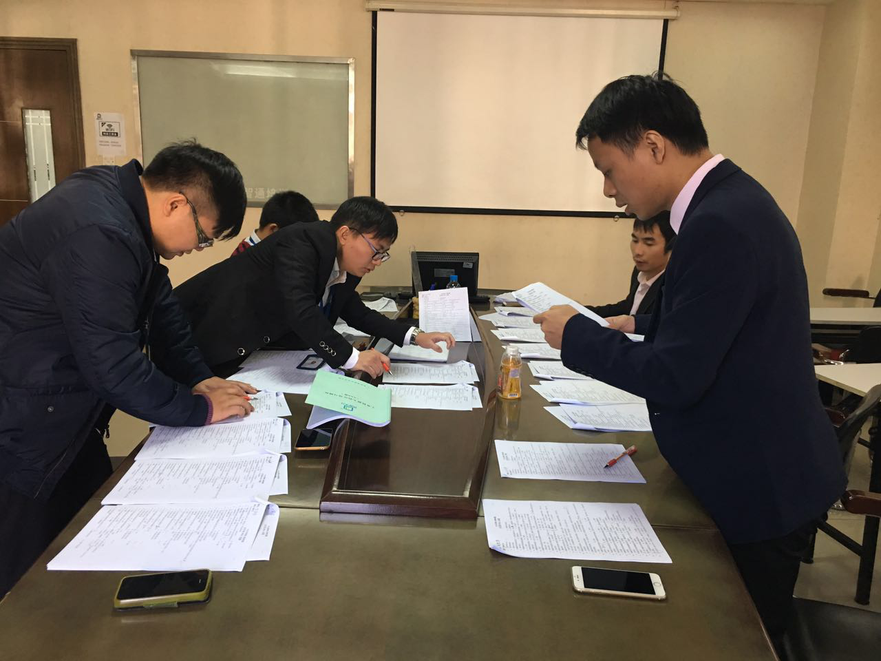 自動化老師認(rèn)真批改試卷