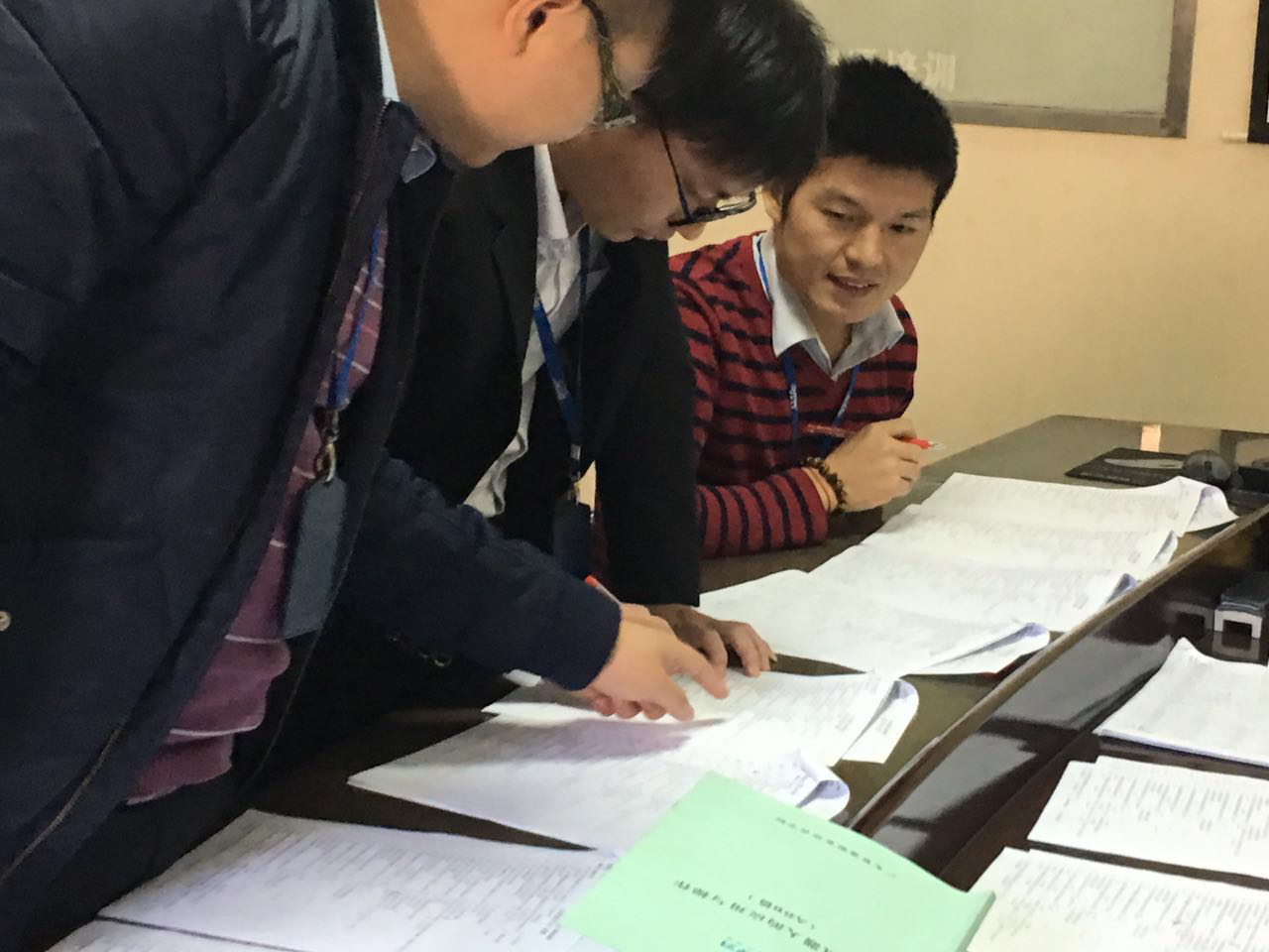 自動化老師認(rèn)真批改試卷